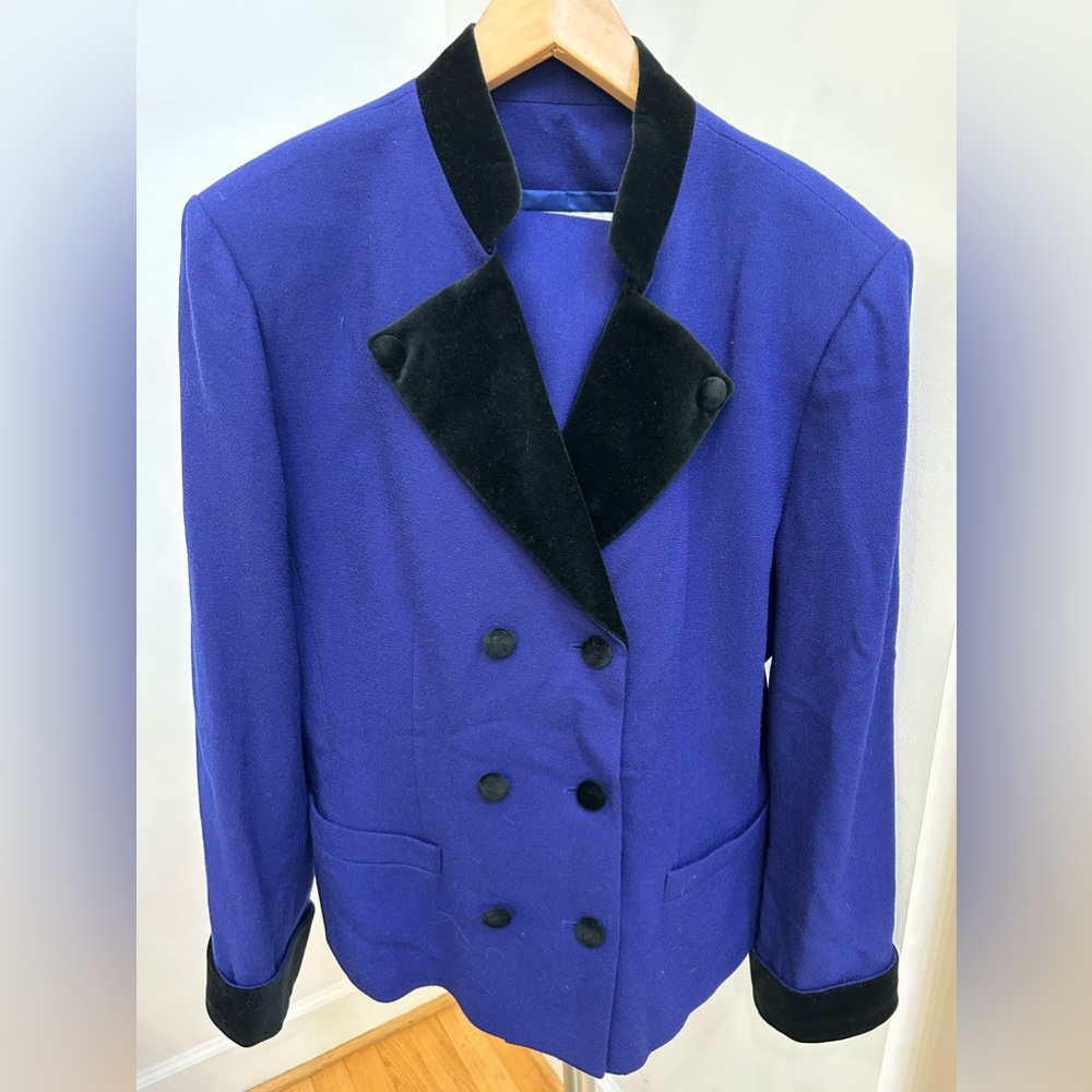 Beautiful Sharp Contrast Wool Suit from Kasper!